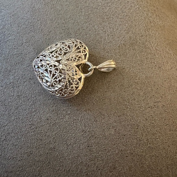 EUC sterling silver filagree puff hear pendant. 6.50 grams - Picture 3 of 5